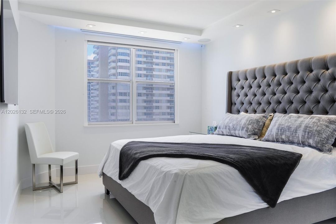For Sale: $585,000 (1 beds, 1 baths, 870 Square Feet)