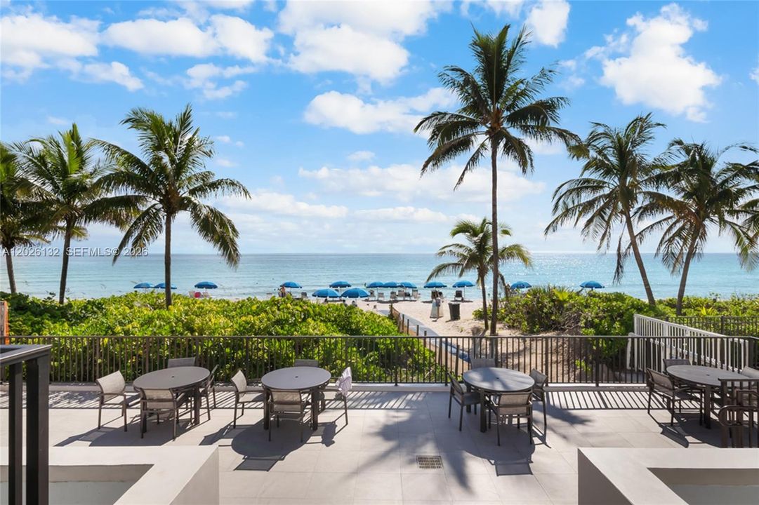 For Sale: $585,000 (1 beds, 1 baths, 870 Square Feet)