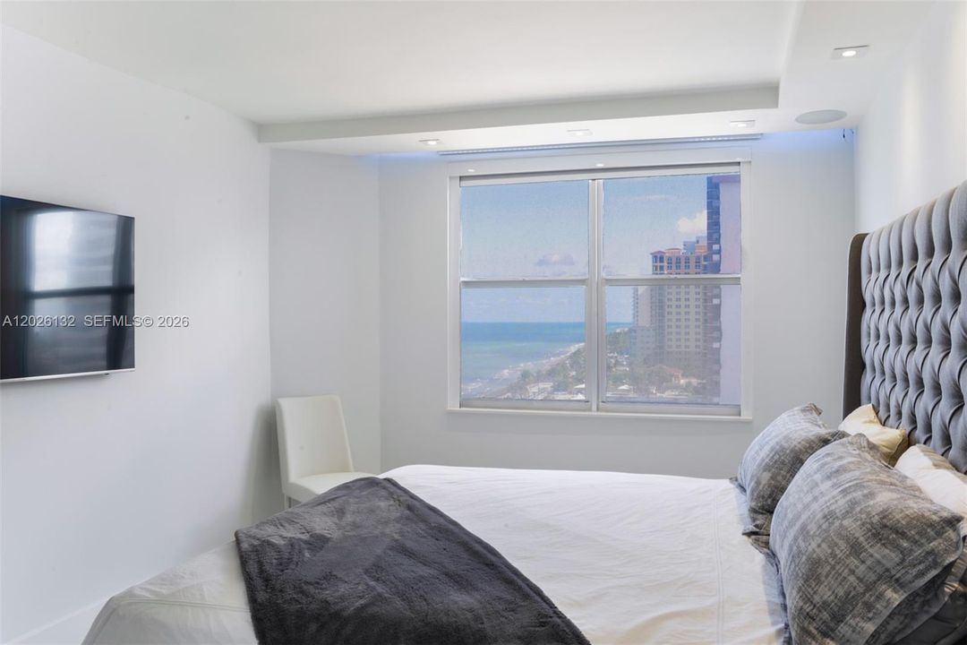 For Sale: $585,000 (1 beds, 1 baths, 870 Square Feet)