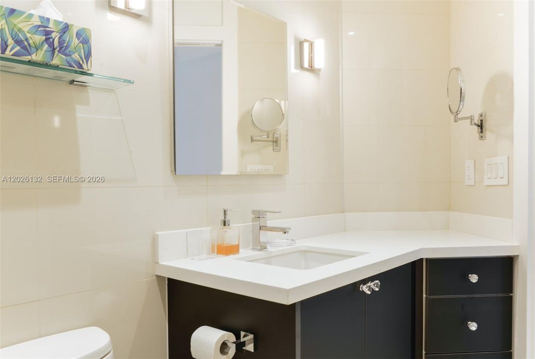 For Sale: $585,000 (1 beds, 1 baths, 870 Square Feet)