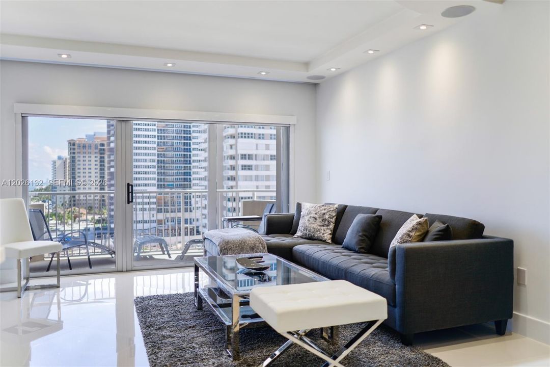 For Sale: $585,000 (1 beds, 1 baths, 870 Square Feet)