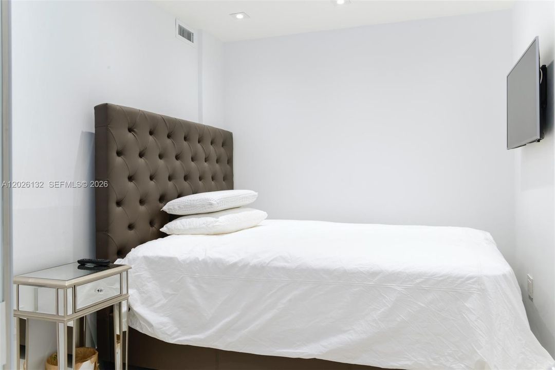 For Sale: $585,000 (1 beds, 1 baths, 870 Square Feet)