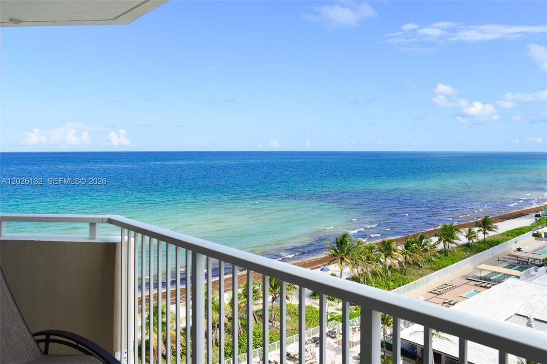 For Sale: $585,000 (1 beds, 1 baths, 870 Square Feet)