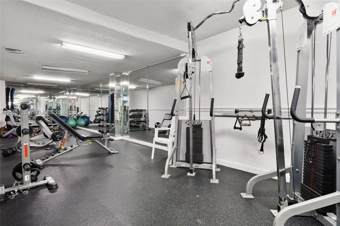 For Sale: $585,000 (1 beds, 1 baths, 870 Square Feet)