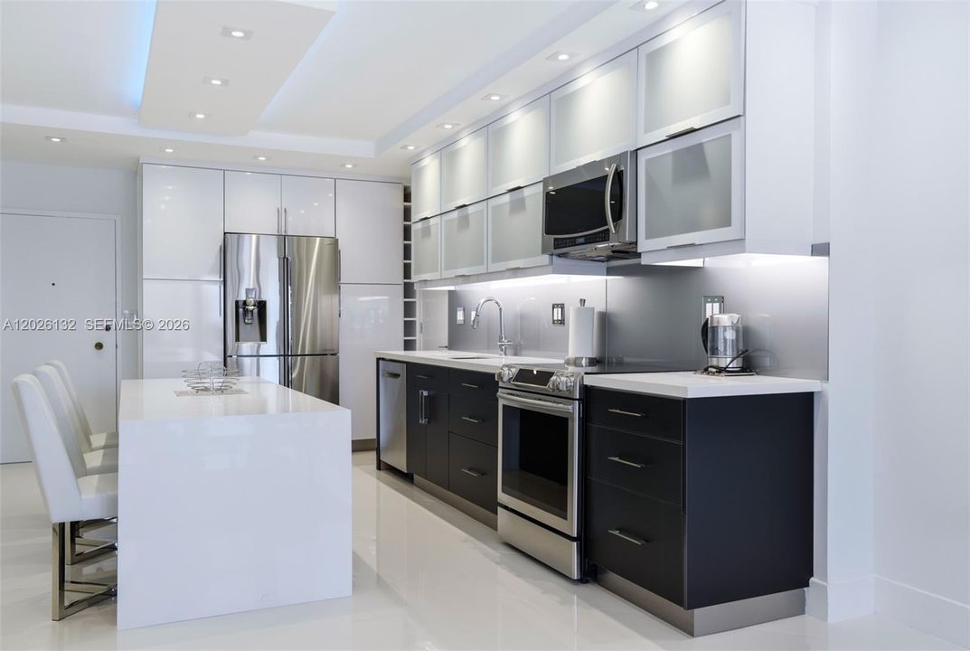 For Sale: $585,000 (1 beds, 1 baths, 870 Square Feet)