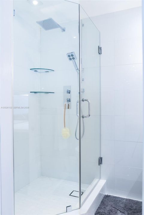 For Sale: $585,000 (1 beds, 1 baths, 870 Square Feet)
