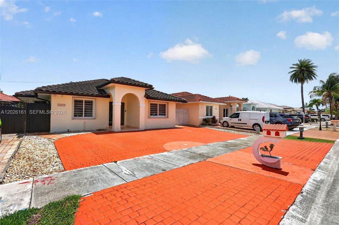 For Sale: $765,000 (3 beds, 2 baths, 1569 Square Feet)