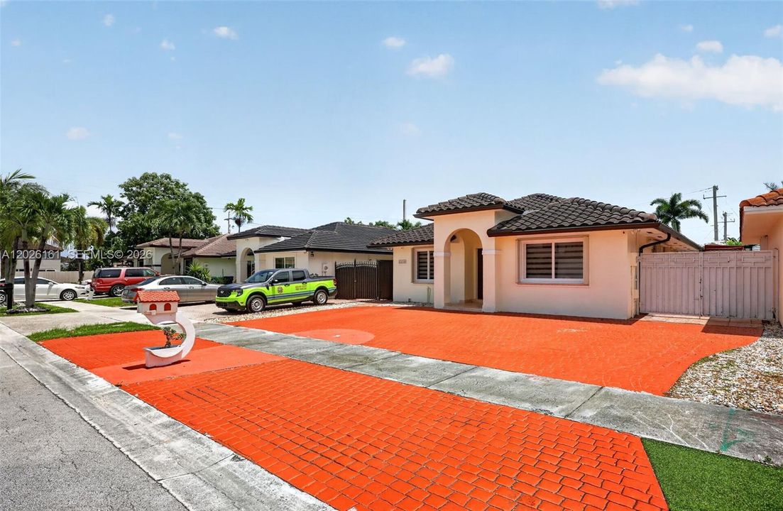 For Sale: $765,000 (3 beds, 2 baths, 1569 Square Feet)