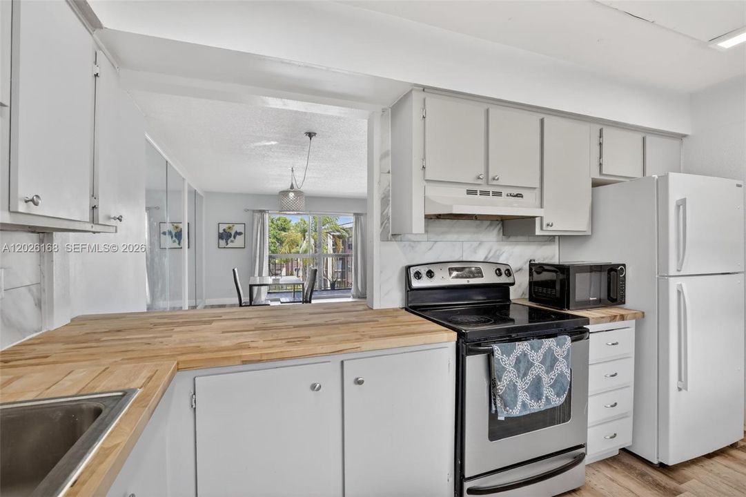 En Venta: $250,000 (2 camas, 2 baños, 1400 Pies cuadrados)