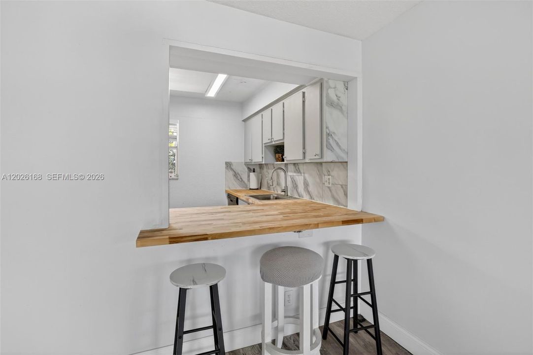 En Venta: $250,000 (2 camas, 2 baños, 1400 Pies cuadrados)