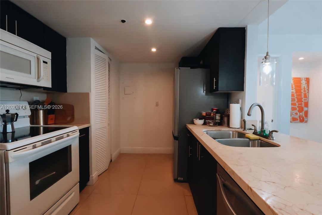 For Rent: $3,499 (1 beds, 1 baths, 997 Square Feet)