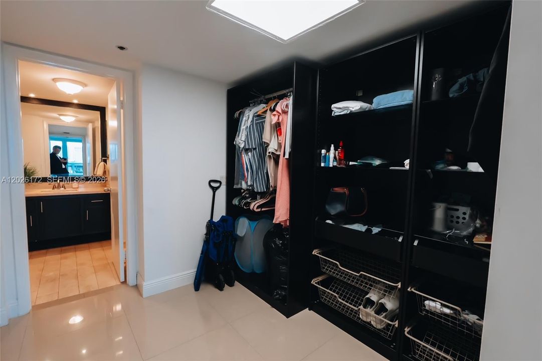 For Rent: $3,499 (1 beds, 1 baths, 997 Square Feet)