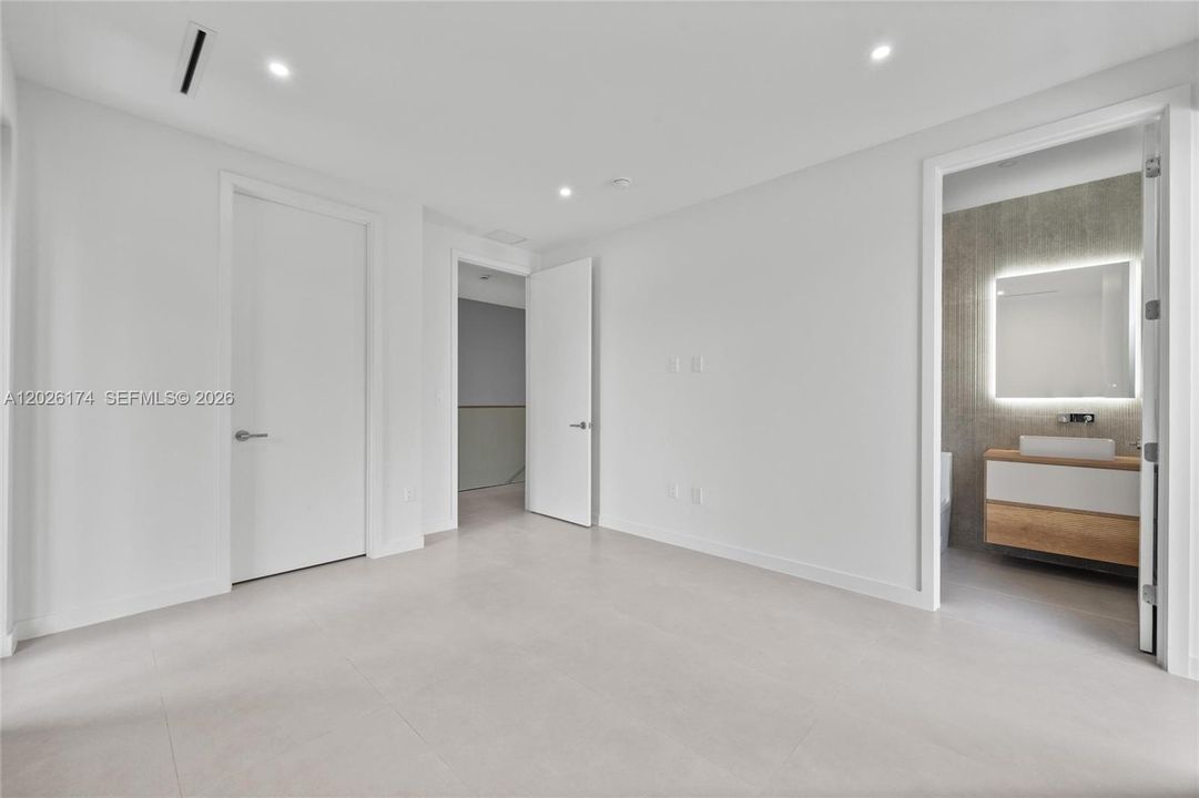 En Venta: $1,095,000 (3 camas, 3 baños, 1691 Pies cuadrados)