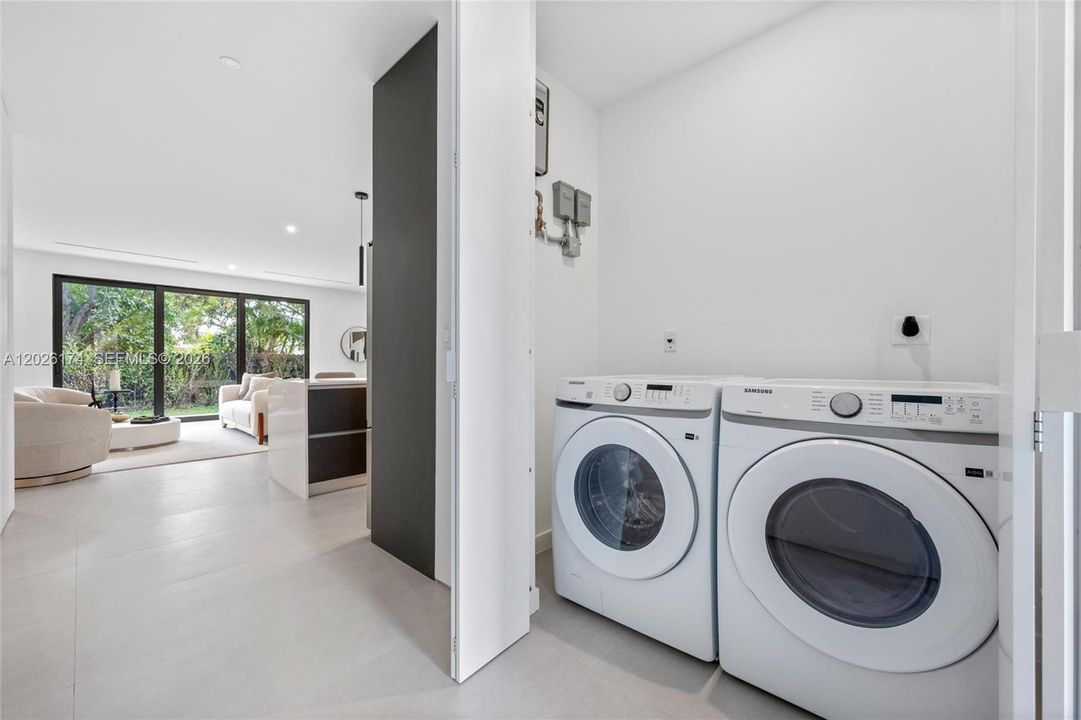 En Venta: $1,095,000 (3 camas, 3 baños, 1691 Pies cuadrados)