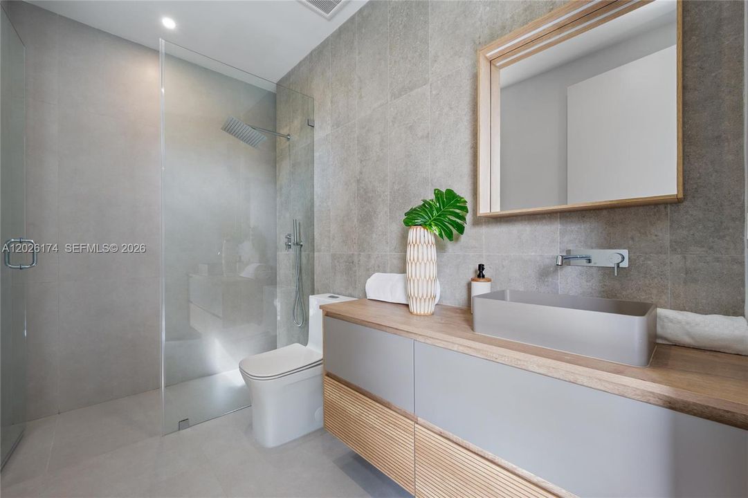 En Venta: $1,095,000 (3 camas, 3 baños, 1691 Pies cuadrados)