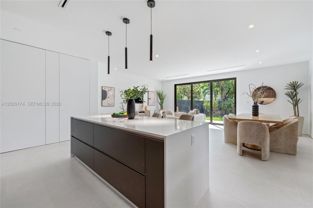 En Venta: $1,095,000 (3 camas, 3 baños, 1691 Pies cuadrados)