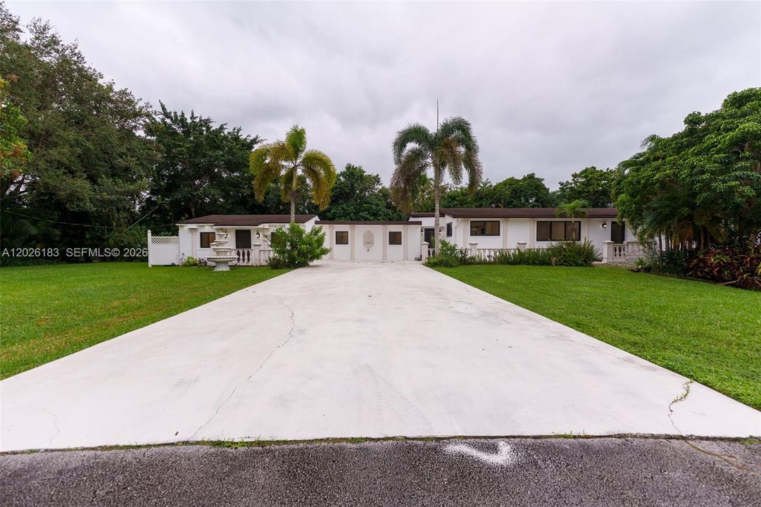 For Sale: $1,175,000 (4 beds, 3 baths, 2724 Square Feet)