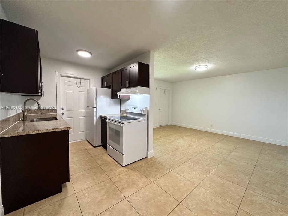 Active With Contract: $1,595 (1 beds, 1 baths, 0 Square Feet)