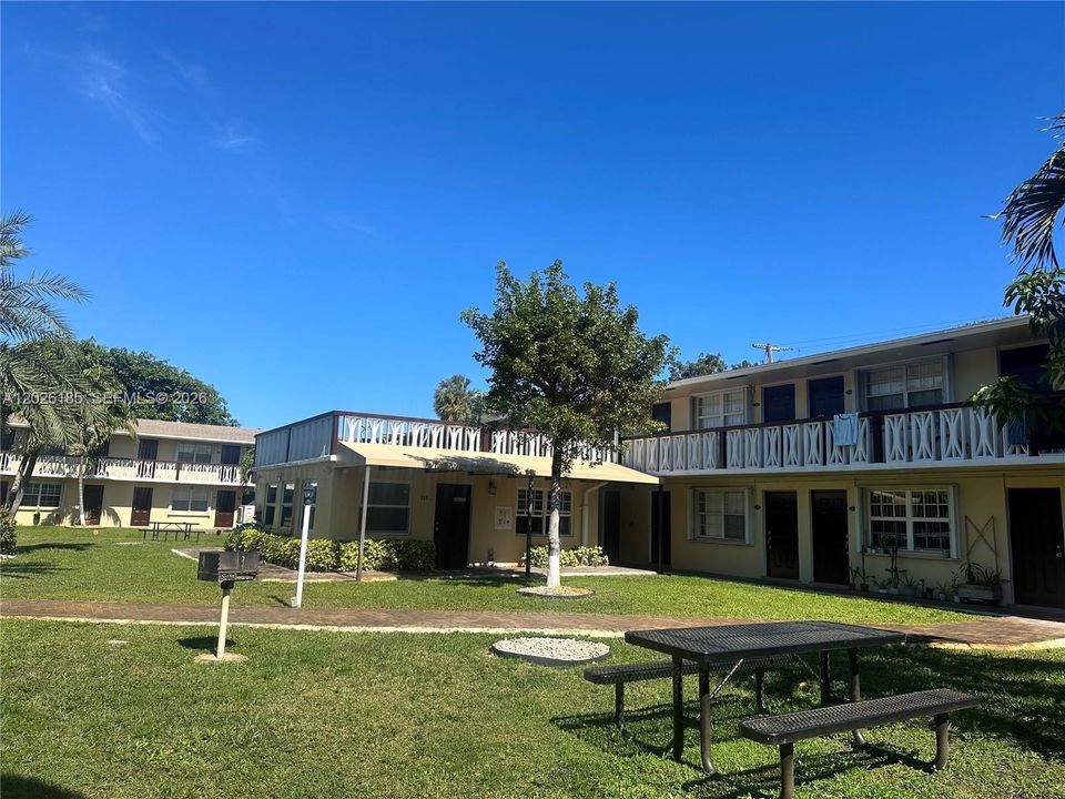 Active With Contract: $1,595 (1 beds, 1 baths, 0 Square Feet)