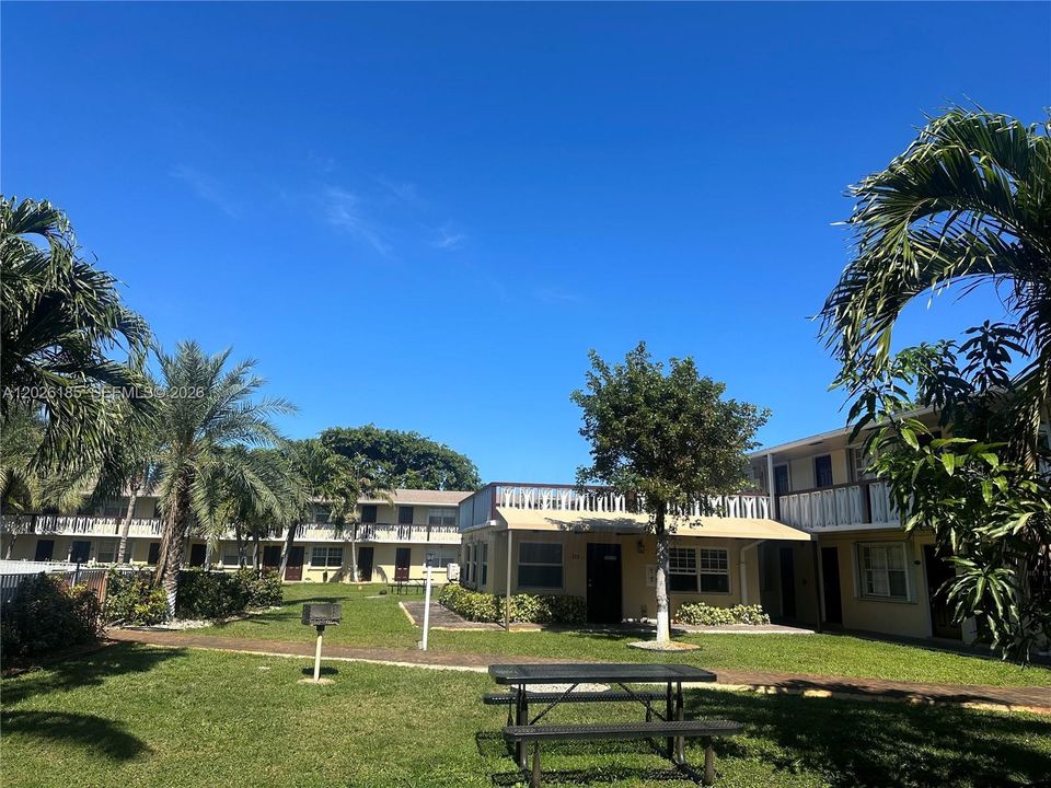 Active With Contract: $1,595 (1 beds, 1 baths, 0 Square Feet)