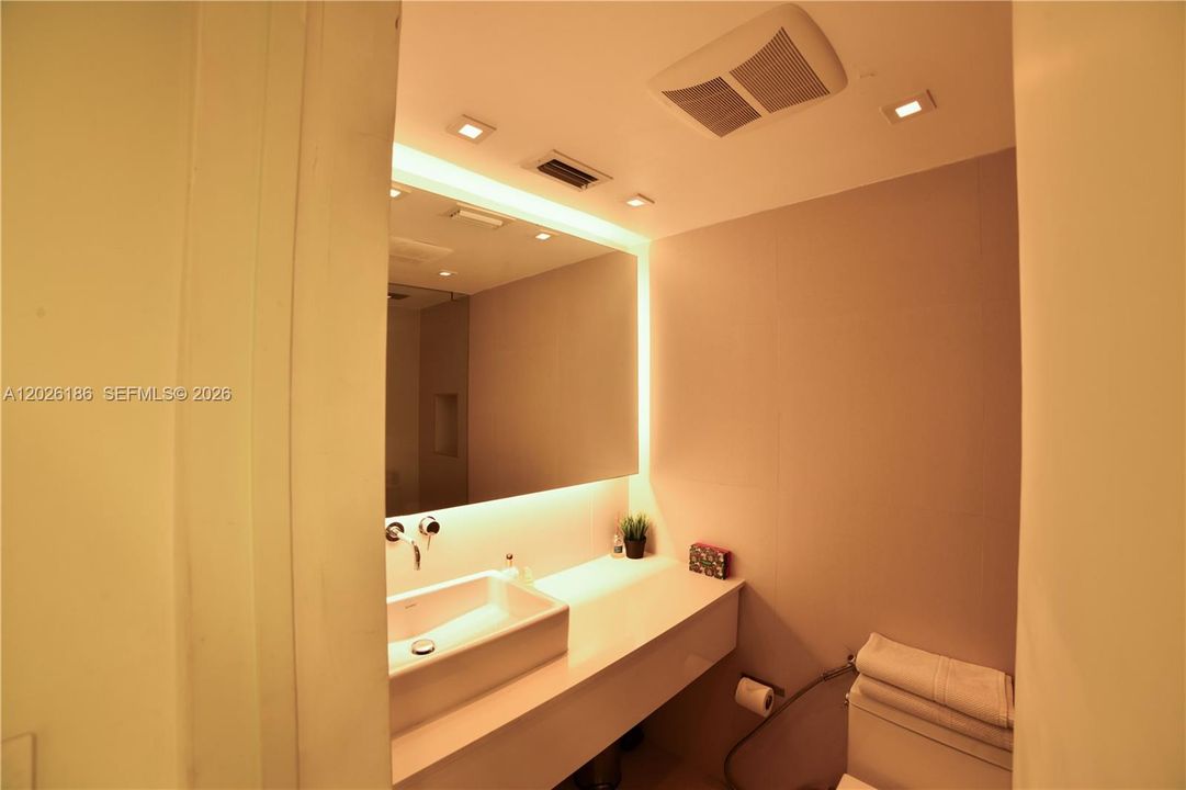 For Sale: $375,000 (1 beds, 1 baths, 624 Square Feet)