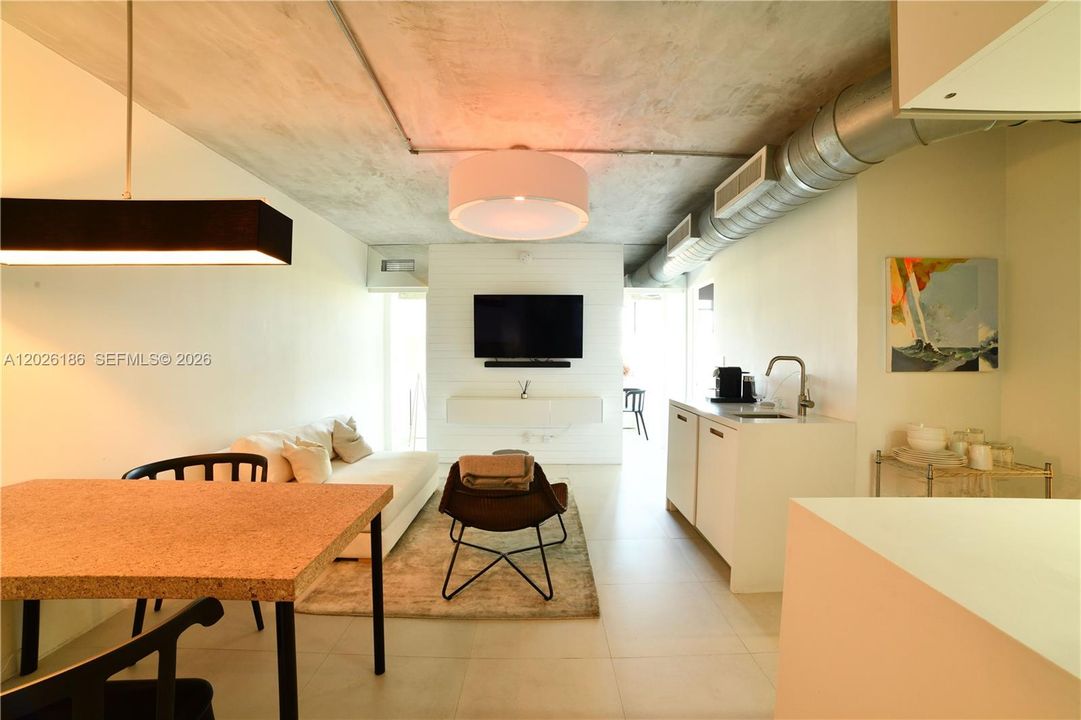 For Sale: $375,000 (1 beds, 1 baths, 624 Square Feet)