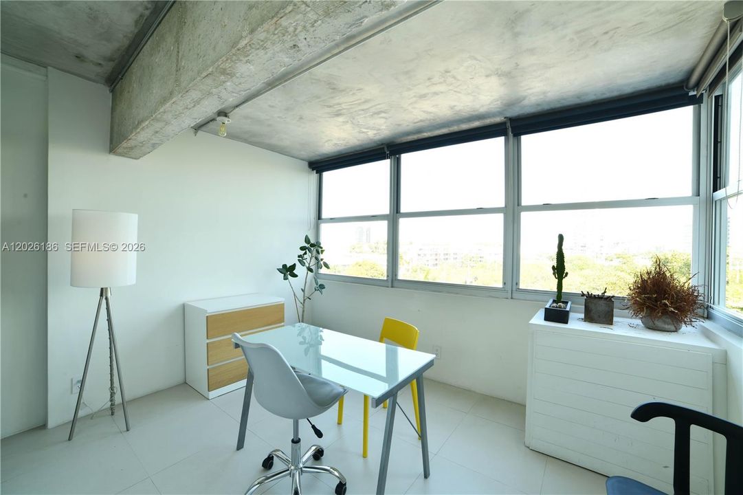 For Sale: $375,000 (1 beds, 1 baths, 624 Square Feet)