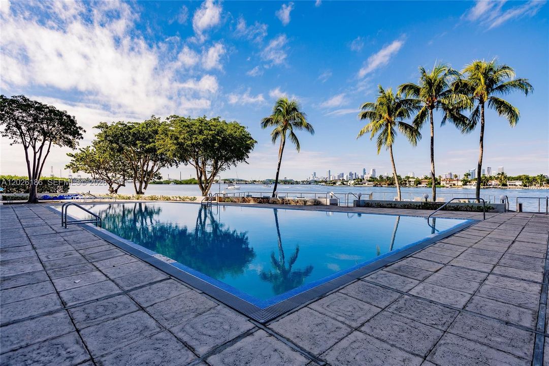For Sale: $375,000 (1 beds, 1 baths, 624 Square Feet)