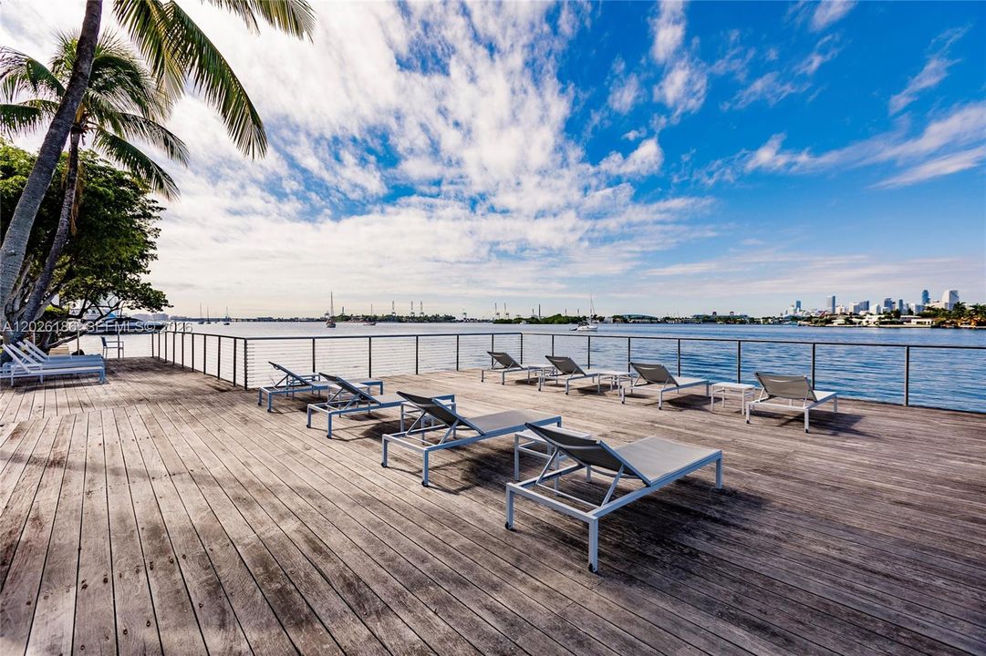 For Sale: $375,000 (1 beds, 1 baths, 624 Square Feet)