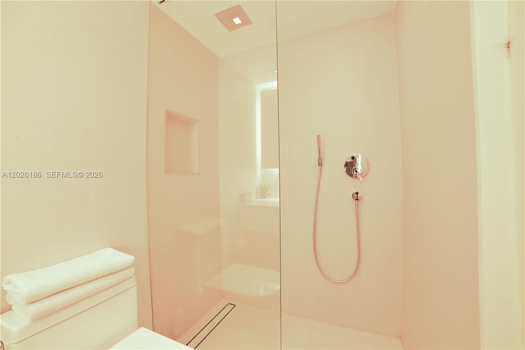 For Sale: $375,000 (1 beds, 1 baths, 624 Square Feet)