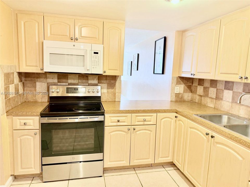 For Rent: $1,700 (1 beds, 1 baths, 801 Square Feet)