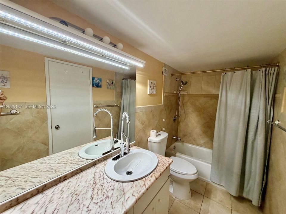 For Rent: $1,700 (1 beds, 1 baths, 801 Square Feet)