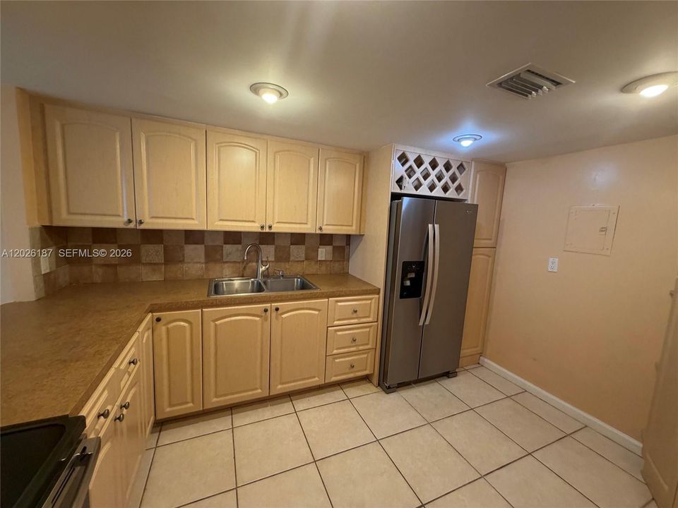 For Rent: $1,700 (1 beds, 1 baths, 801 Square Feet)