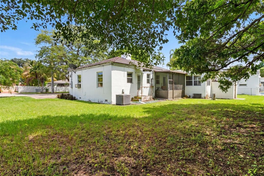 For Sale: $599,500 (2 beds, 2 baths, 1194 Square Feet)