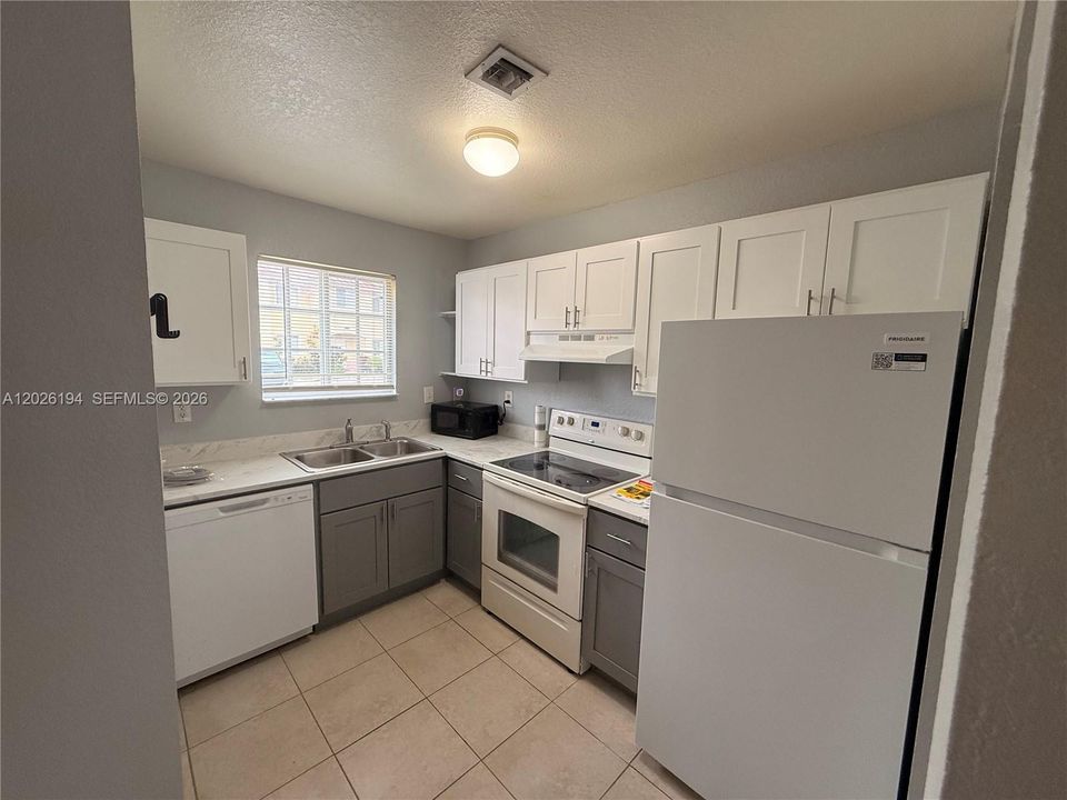 For Rent: $2,699 (3 beds, 2 baths, 1182 Square Feet)