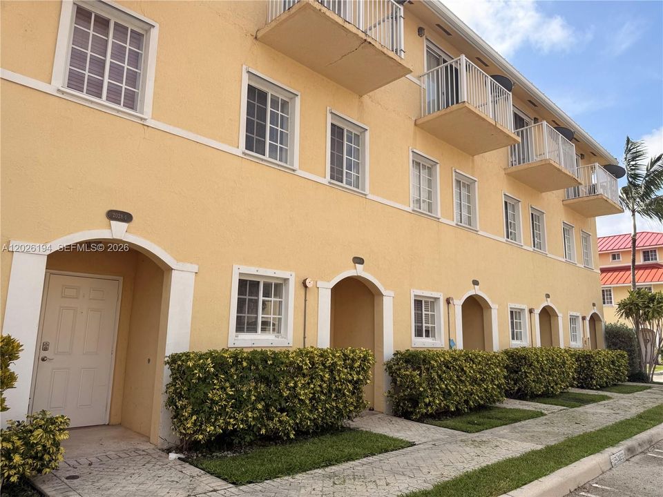 For Rent: $2,699 (3 beds, 2 baths, 1182 Square Feet)