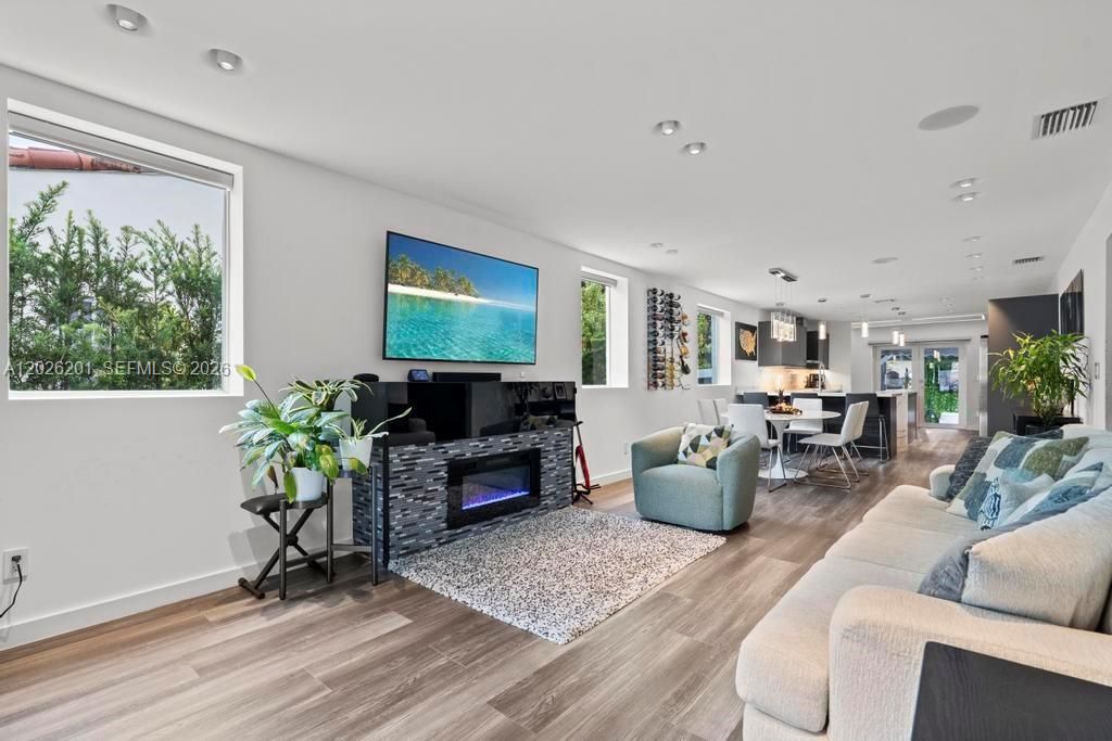 For Sale: $799,000 (3 beds, 2 baths, 1500 Square Feet)