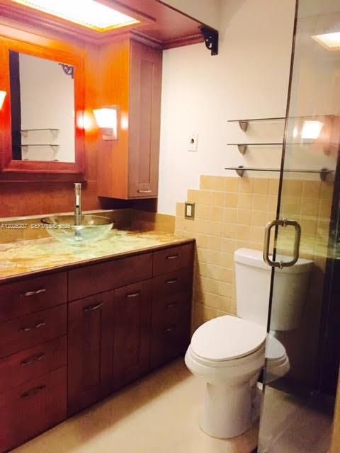 В аренду: $1,750 (2 спален, 1 ванн, 830 Квадратных фут)