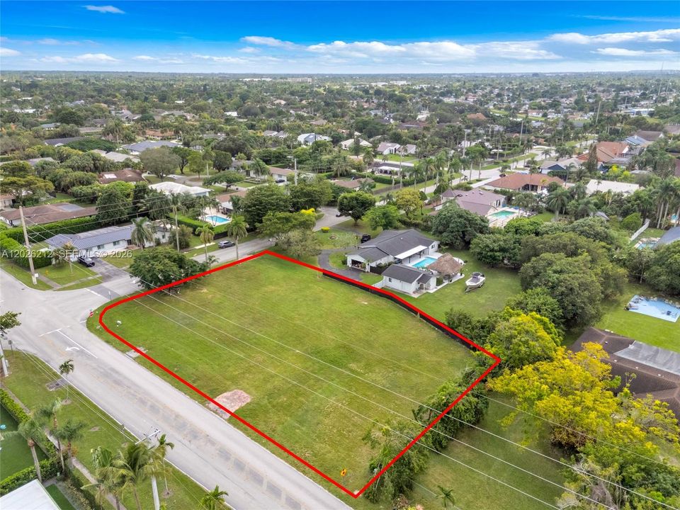 На продажу: $1,350,000 (0.67 acres)