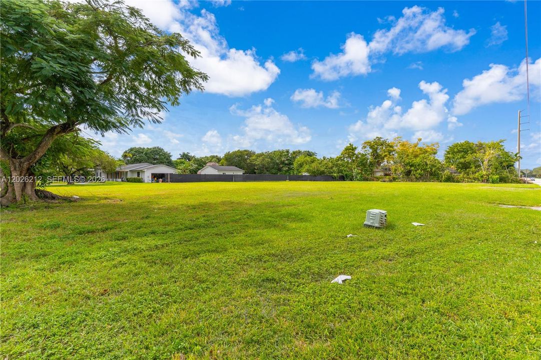 На продажу: $1,350,000 (0.67 acres)