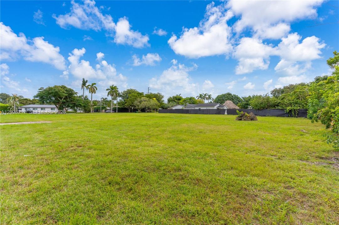 На продажу: $1,350,000 (0.67 acres)