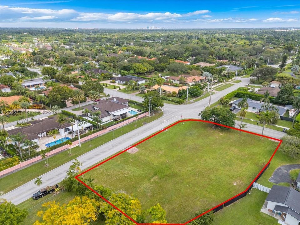На продажу: $1,350,000 (0.67 acres)