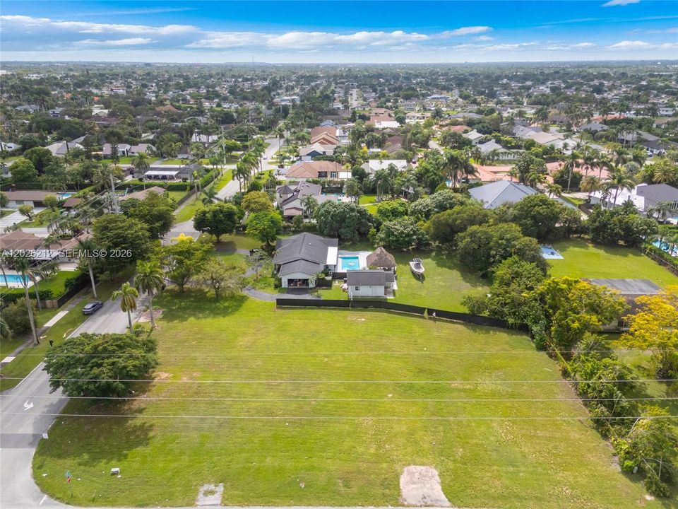 На продажу: $1,350,000 (0.67 acres)