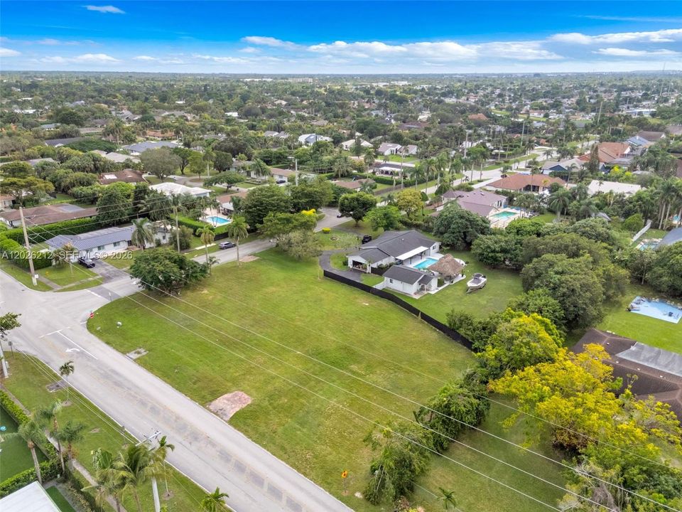 На продажу: $1,350,000 (0.67 acres)