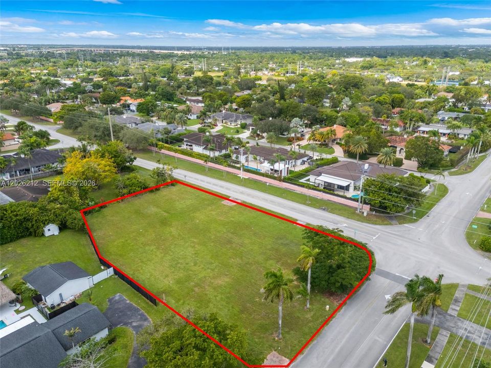 На продажу: $1,350,000 (0.67 acres)