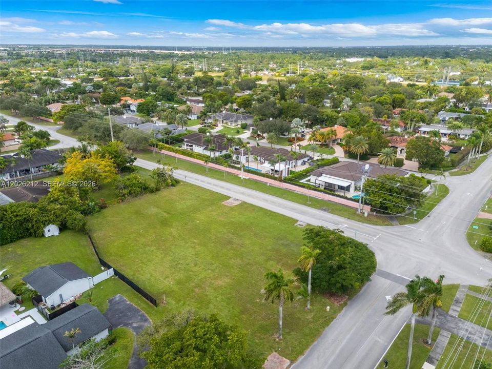 На продажу: $1,350,000 (0.67 acres)
