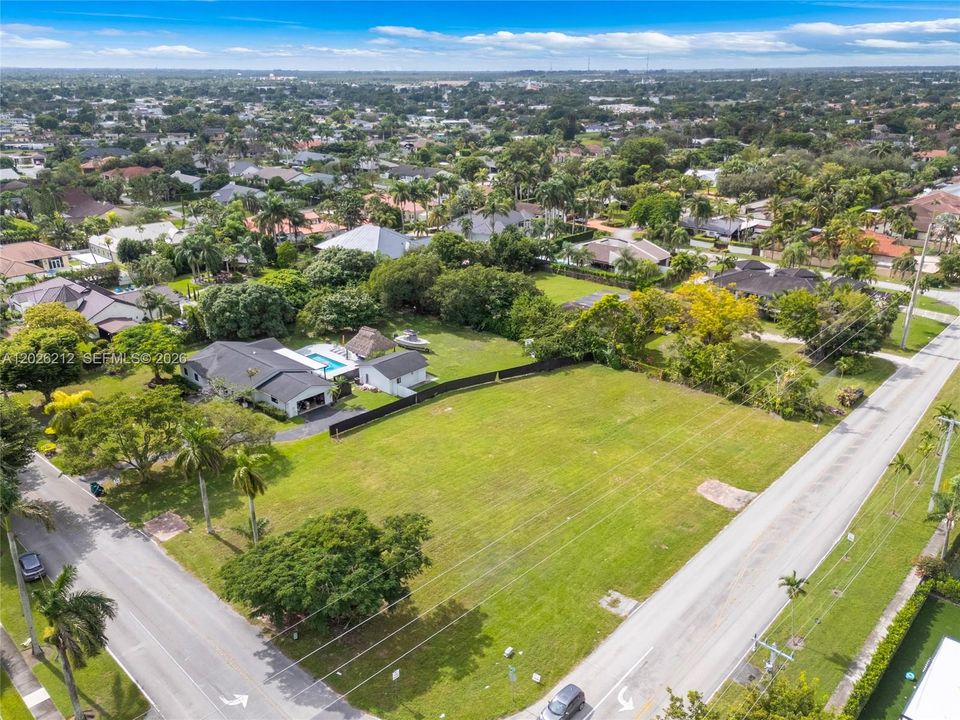 На продажу: $1,350,000 (0.67 acres)