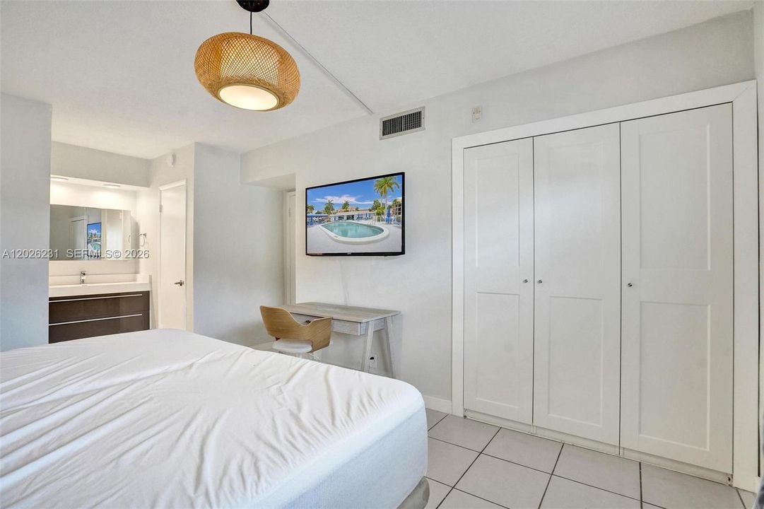 For Rent: $2,350 (2 beds, 2 baths, 1050 Square Feet)