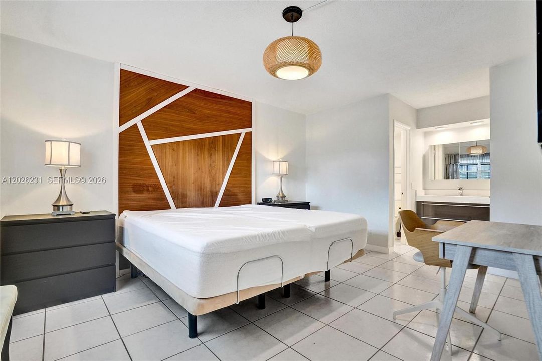 For Rent: $2,350 (2 beds, 2 baths, 1050 Square Feet)