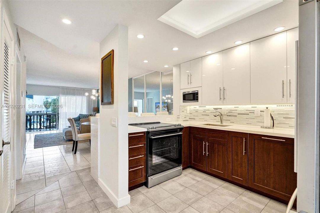 For Rent: $2,350 (2 beds, 2 baths, 1050 Square Feet)